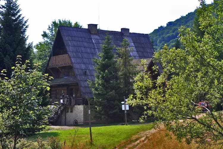 Bacówka PTTK pod Małą Rawką - idealne miejsce na górski wypoczynek