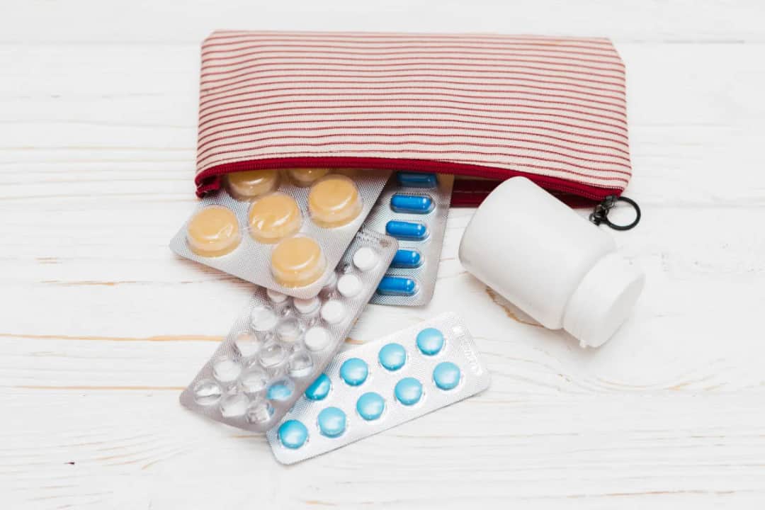 Czy lekarstwa można przewozić w bagażu podręcznym? Poznaj zasady!