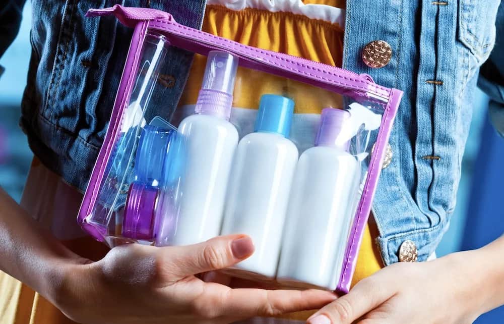 Ile płynów można zabrać w bagażu rejestrowanym? Sprawdź limity i uniknij problemów!