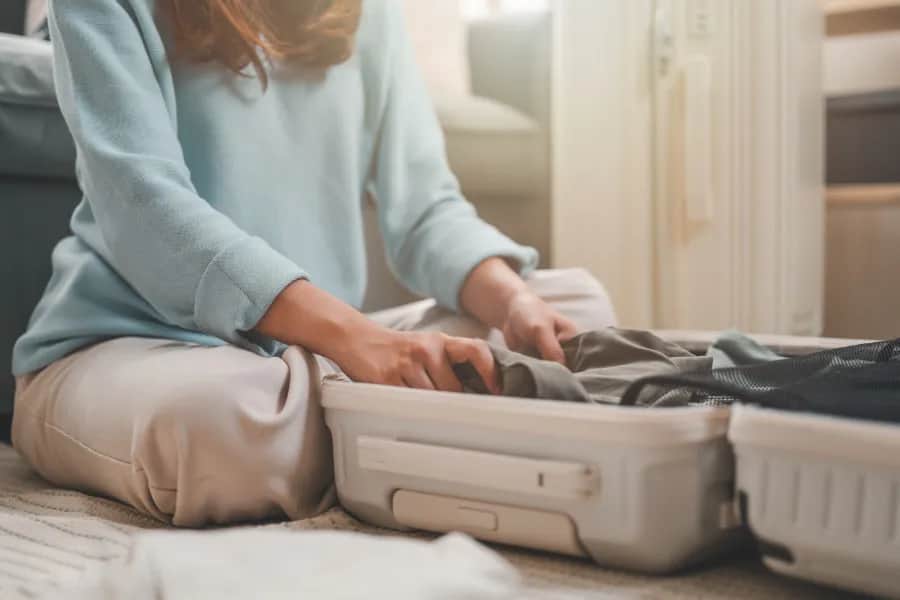 Jak składać ubrania do walizki, by uniknąć zagnieceń i zaoszczędzić miejsce