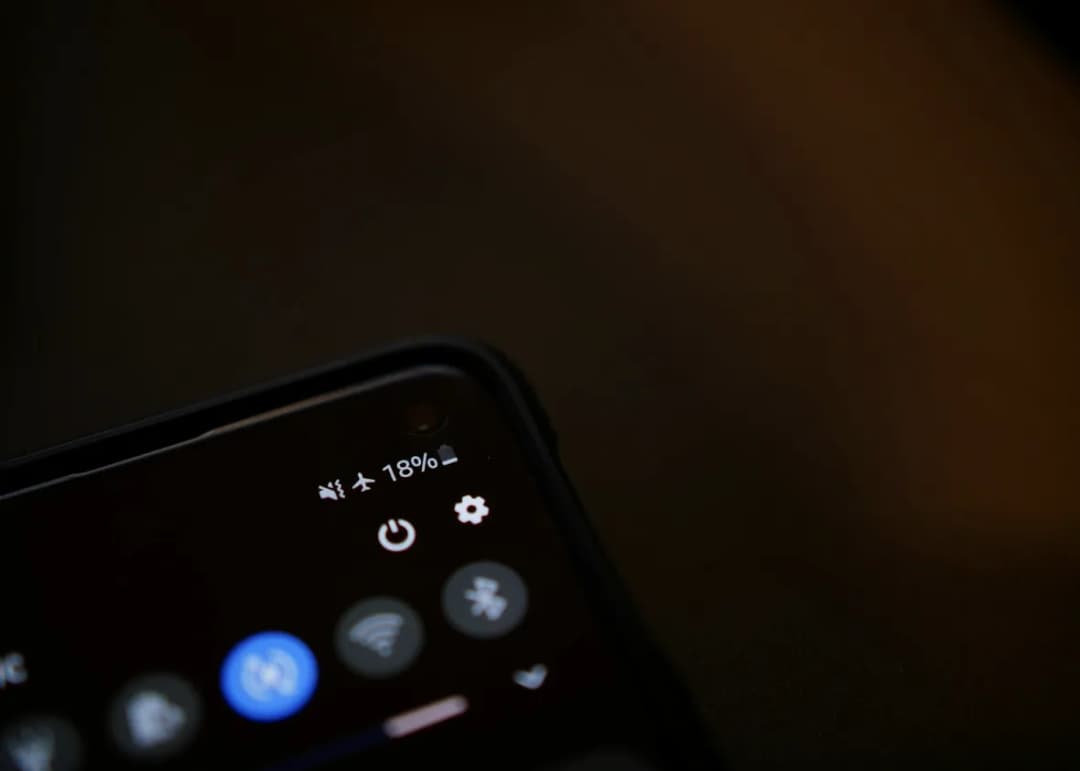Używanie telefonu w samolocie – co wolno, a czego lepiej unikać?
