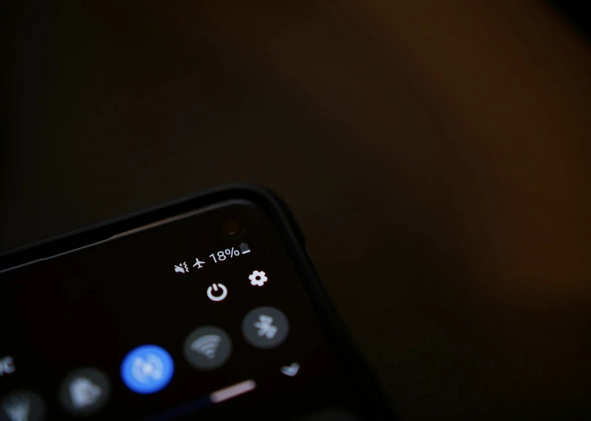 Używanie telefonu w samolocie – co wolno, a czego lepiej unikać?
